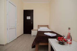 Гостиница Солнышко Геленджик Бюджетный двухместный номер с 2 отдельными кроватями-5