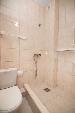 Гостиница Солнышко Геленджик Бюджетный двухместный номер с 2 отдельными кроватями-7